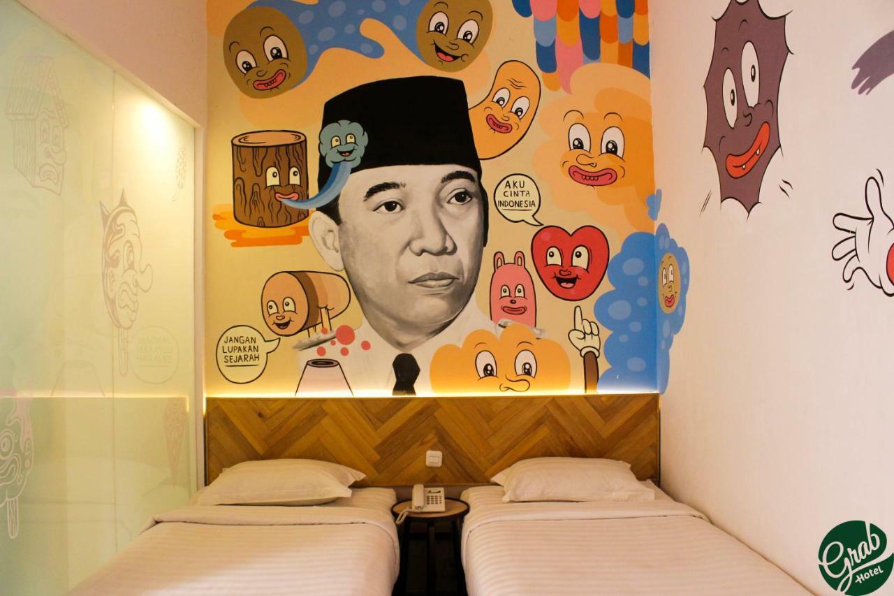 Grab Hotel Gresik Екстериор снимка